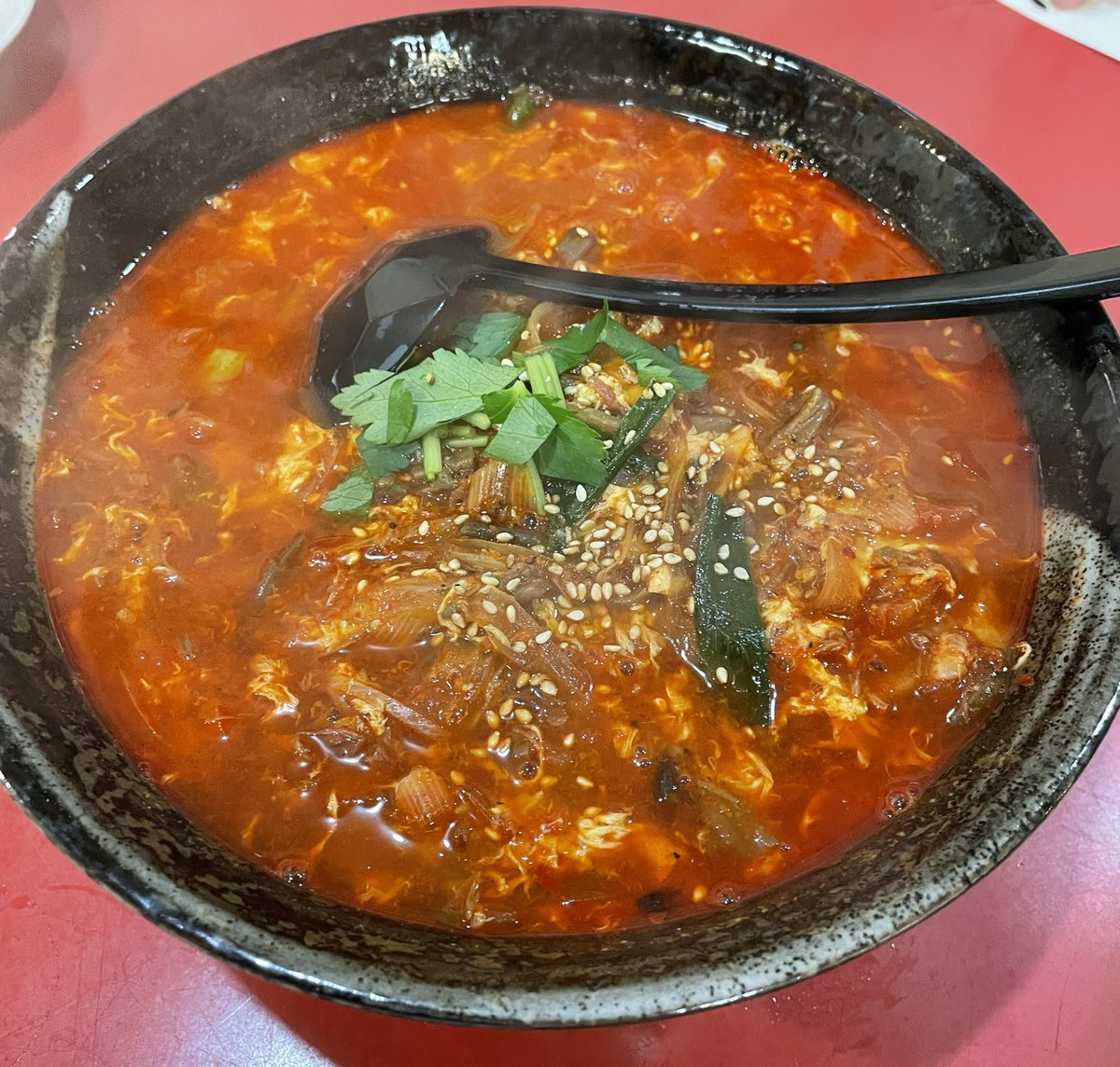 kinsirou1's tweet photo. 綾瀬
韓韓麺

ユッケジャン麺1050円

辛くて美味い！
深夜まで営業の貴重な店！ https://t.co/sT6UaQ3EFj