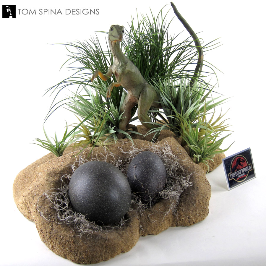 Happy #NationalEggDay! Here's a screen-used #JurassicPark: #TheLostWorld prop egg (the smaller one) and rubber Compsognathus #dinosaur puppet that we put together as a themed display for our client. bit.ly/2rNLNta 

#JurassicWorld #MovieProps #TomSpinaDesigns #eggs