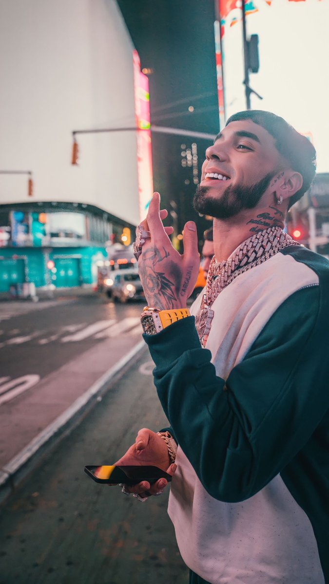 📸 Nueva fotografía de Anuel AA ayer en Times Square en New York 🗽