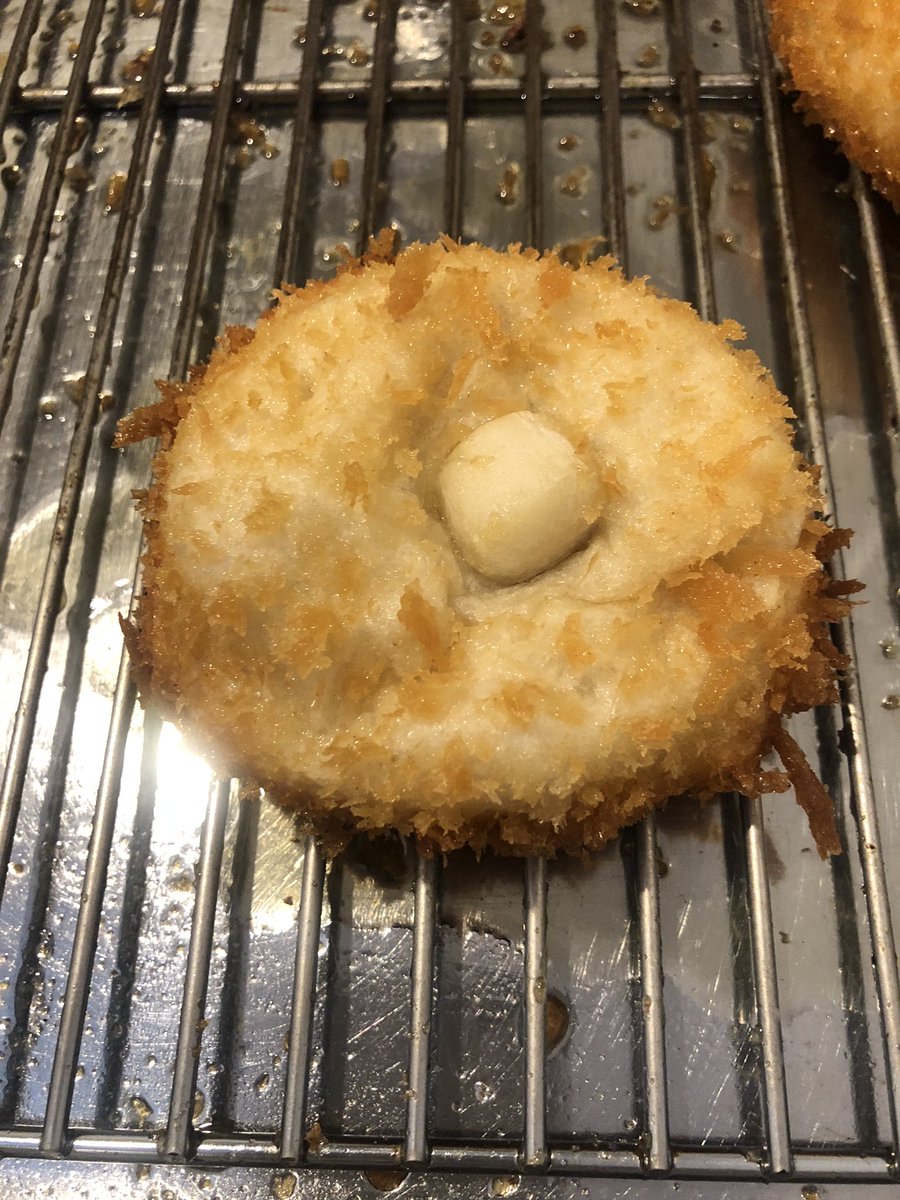 khakusui's tweet photo. 博水です！
いつもご来店ありがとうございます。
本日の変わり種ギョロッケは「さといもギョロッケ」です✨
里芋ペーストとえそすり身を練り合わせた感動のふわトロ感を是非ご賞味ください！！ https://t.co/A23Tru7U4Q