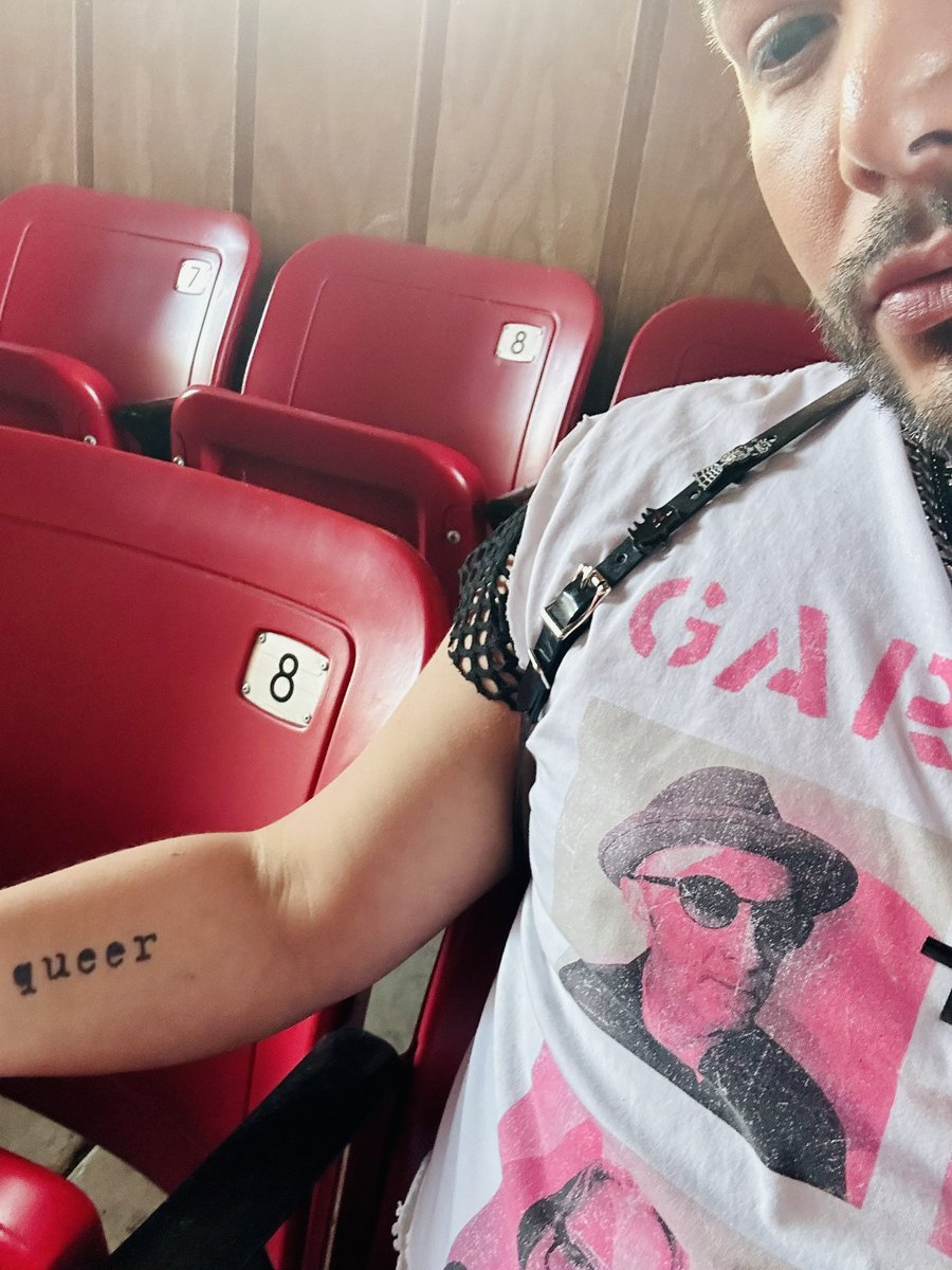 BEATthatFACE's tweet photo. @garbage @Metric @garbage HERE &amp; QUEER 🖤 soooo excited https://t.co/efJM59onY1