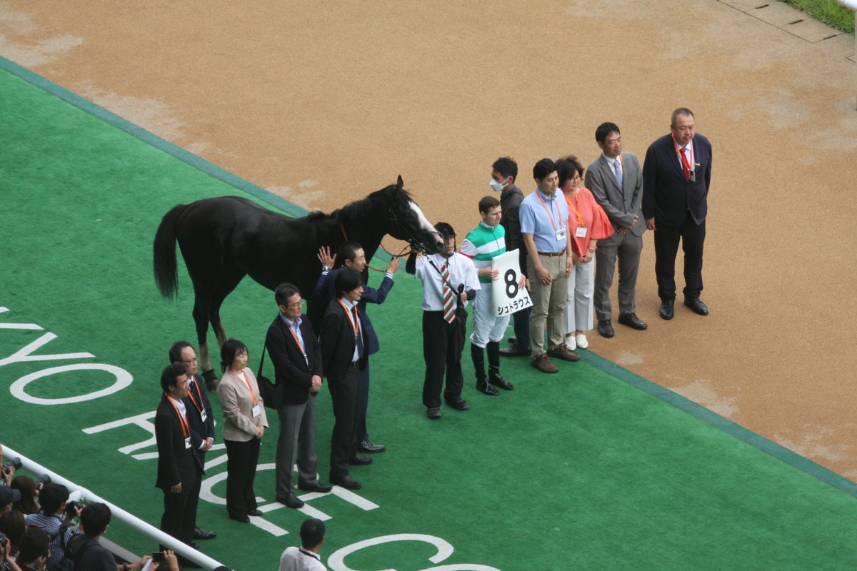 【東京5R 2歳新馬・芝1600ｍ】 
1着⑧シュトラウス（レーン）
2着⑥ショウナンマントル（戸崎） 
3着⑨ブシン（横山和）  

評判の良血馬シュトラウス！2023年東京の2歳戦一番星です。9馬身差の圧勝劇で、他を千切りました！
#ラジオ日本競馬