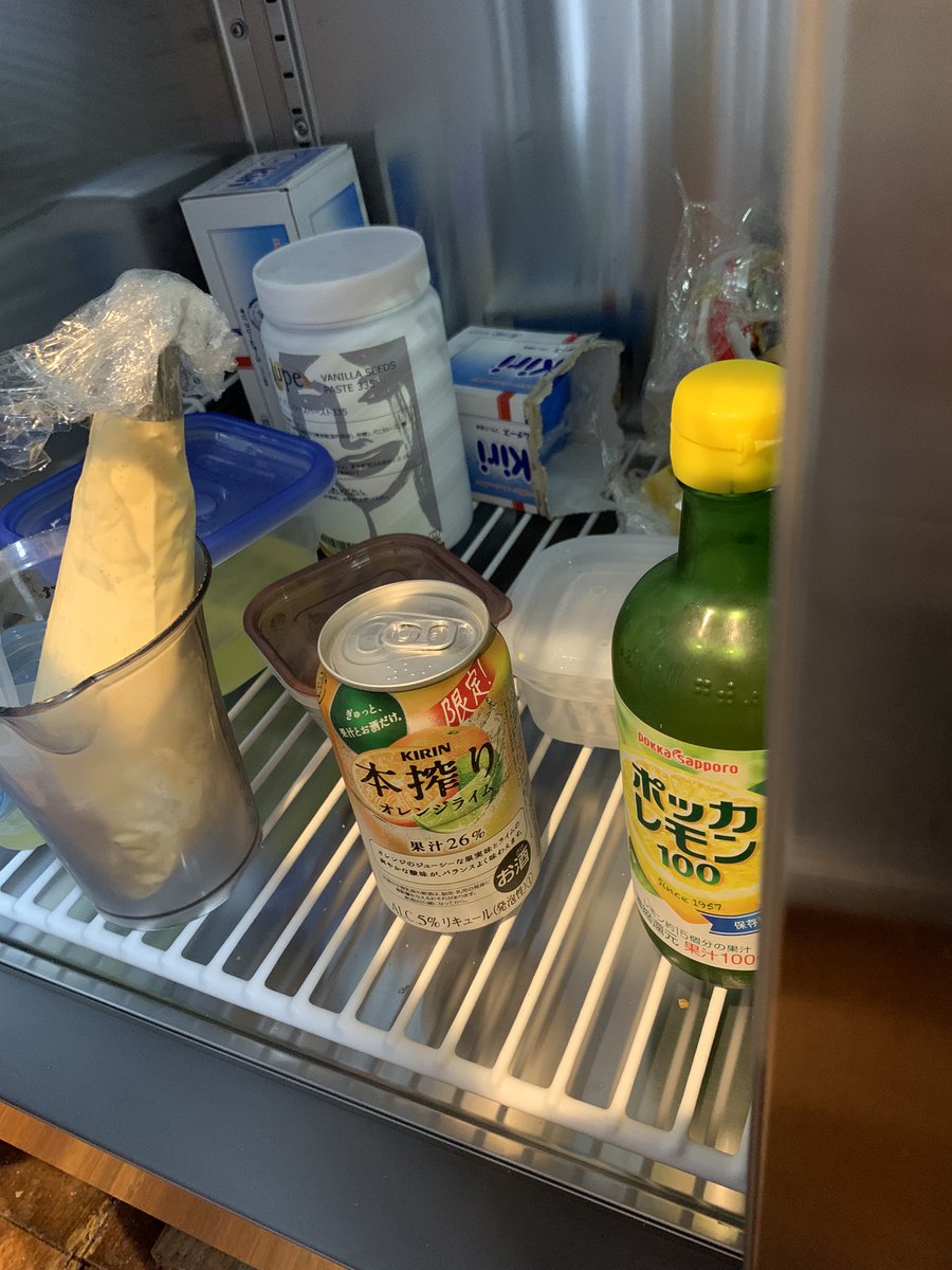 奥から
クリームチーズ、
バニラビーンズ、
カスタード、卵白、レモン汁、チューハイ。
こんなお仕事をしてます。