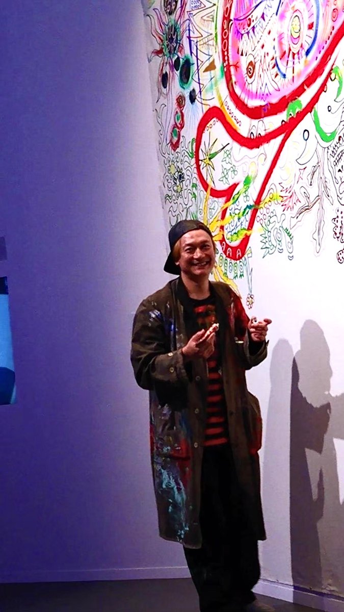 SntgmtsP's tweet photo. @whoami_tour 幸運にも東京のライブペイントでこの絵を描いてるとこに会えました✨
大きな絵なので「上の方は届かないから上下貼り替えて描いてる」と教えてくれました
(2019.4.28 ステージアラウンド東京)
#BOUMBOUMBOUM
#WhoAmITour
#香取慎吾 https://t.co/Y86iuwTmA1