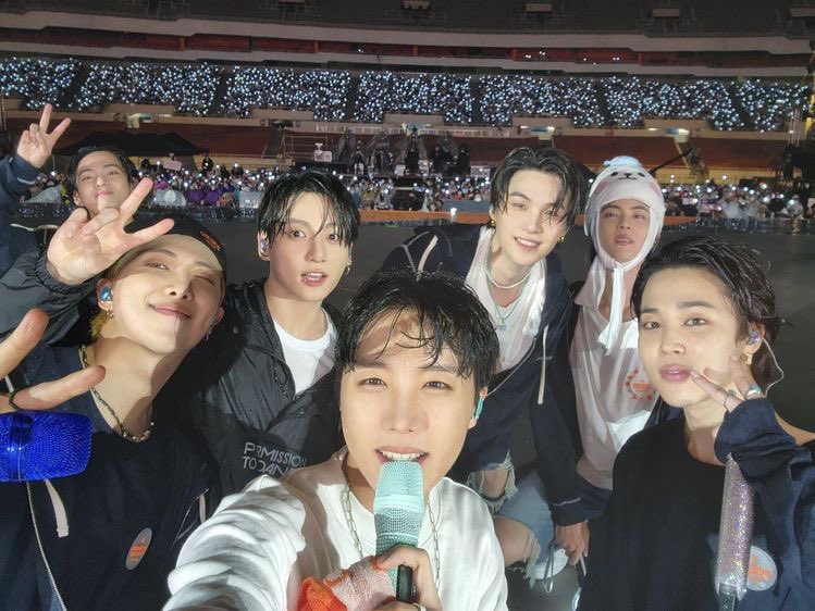 jnfication's tweet image. — Esta noche volverá el BANGBANGCON. Durante esta noche se transmitirán de manera gratuita los conciertos de los chicos.

Les dejo los horarios para todos las transmisiones y los links donde podrán verlos. 

#2023BTSFESTA