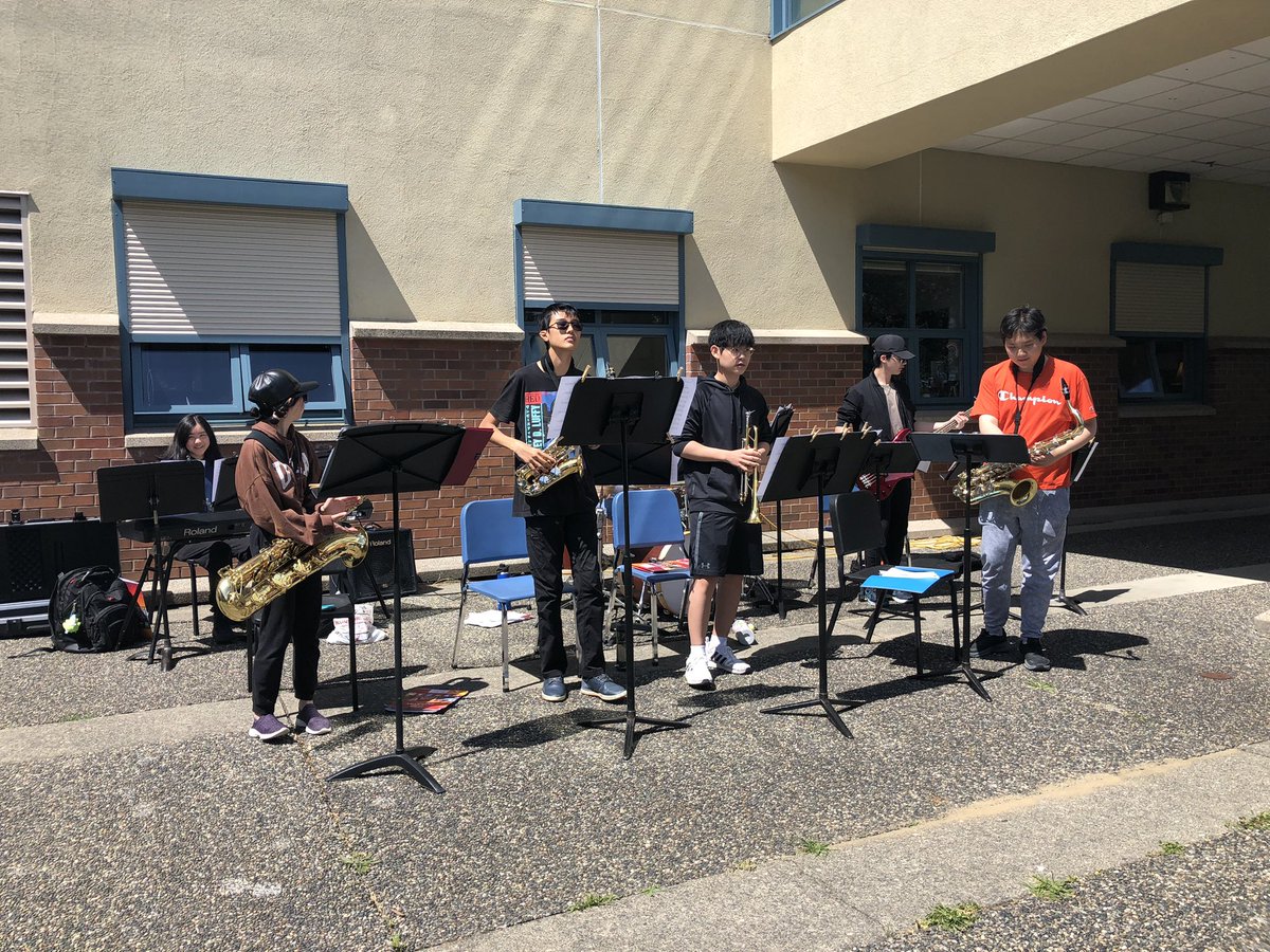ElginParkSec's tweet photo. Happy FRIYAY! Grads enjoyed a little rootbeer float treat at lunch and on the other side of the school, band students serenaded everyone in the garden as part of the courtyard concert series during Indigenous People’s History Week! Orcas had a busy week… as usual ☀️ https://t.co/EvJI3LrZqd