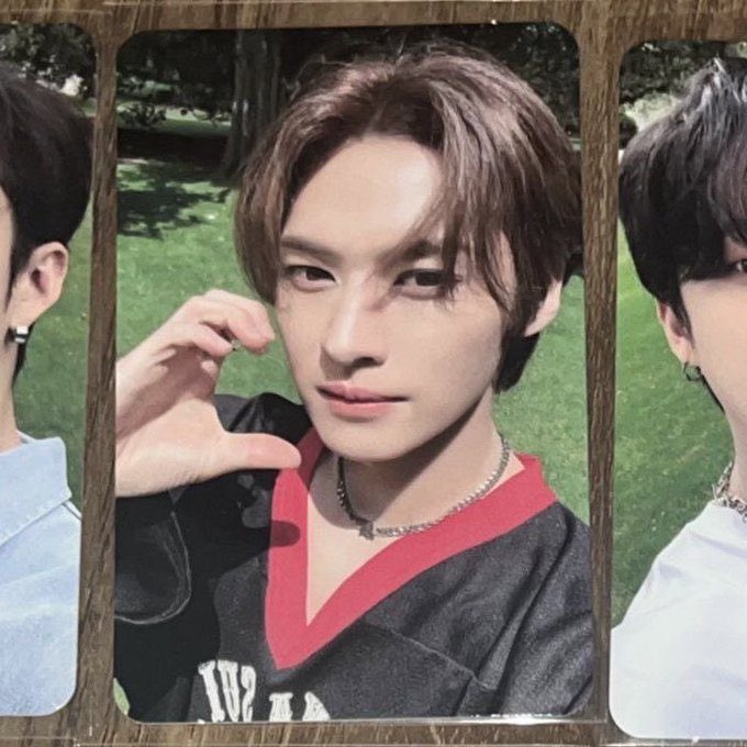 godskz's tweet photo. lee know heart cheek pose era https://t.co/nxTSTs1q1A