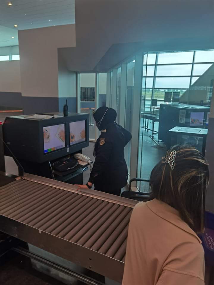TravelJimat's tweet photo. Kenapa kakitangan airport KLIA 2 tidak boleh bercakap dengan sopan saya ini warga emas dah 58 tahun mungkin tak dengar apa yang di cakapkan kena faham jgn ego sangat bukannya kesalahan besar hanya minum air, dengan sikap meneking dan marah mcm ini, https://t.co/saMPI4jOF7