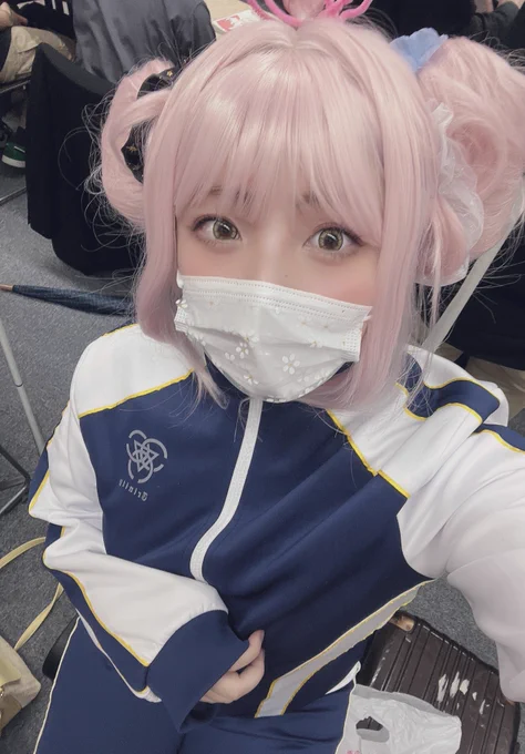 着替えた!!!!!ポスターが搬入トラブルで遅れるらしいので私を目印にしてきてください!!!本日はサンアカ3!2階No.31でお待ちしてます!!!