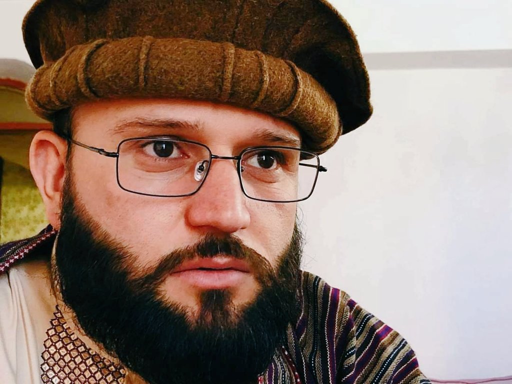 Media: Taliban have arrested Haseeb Ahrari, a poet and writer in Afghanistan, after returning from #Iran, to his home in Kabul.
Ahrari had nothing to do, he was a writer of poetry, and he was not connected with any movement.

 #FreeAharari #FreeFarsi @UN_HRC