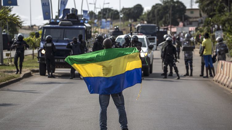 Officiel_anotho's tweet photo. #GabonDictature56ans !
#355e Samedi de mobilisation.
Un dictateur n'a pas de concurrent à sa taille tant que le peuple ne relève pas le défi.
Dixit: #FrançoisMitterrand
Face à la dictature, #RÉSISTANCE !
🇬🇦✊🏽
@EmmanuelMacron
@PresidenceGA
@PRJeanPing
@abomangoli
@Ofpra https://t.co/wmTgQrLn2X