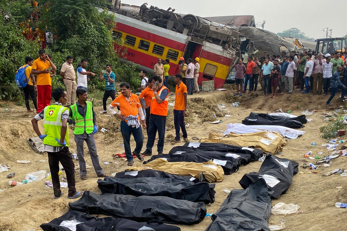 AlertaMundoNews's tweet photo. 🇮🇳 | TRAGEDIA EN INDIA: El número de muertos por el horrible accidente ferroviario de tres trenes en el estado de Odisha, en el este de India, se eleva a 288, acaban de informar las autoridades. https://t.co/JSYGFngSQM