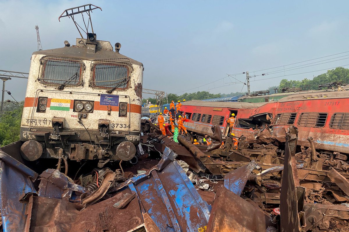 AlertaMundoNews's tweet photo. 🇮🇳 | TRAGEDIA EN INDIA: El número de muertos por el horrible accidente ferroviario de tres trenes en el estado de Odisha, en el este de India, se eleva a 288, acaban de informar las autoridades. https://t.co/JSYGFngSQM