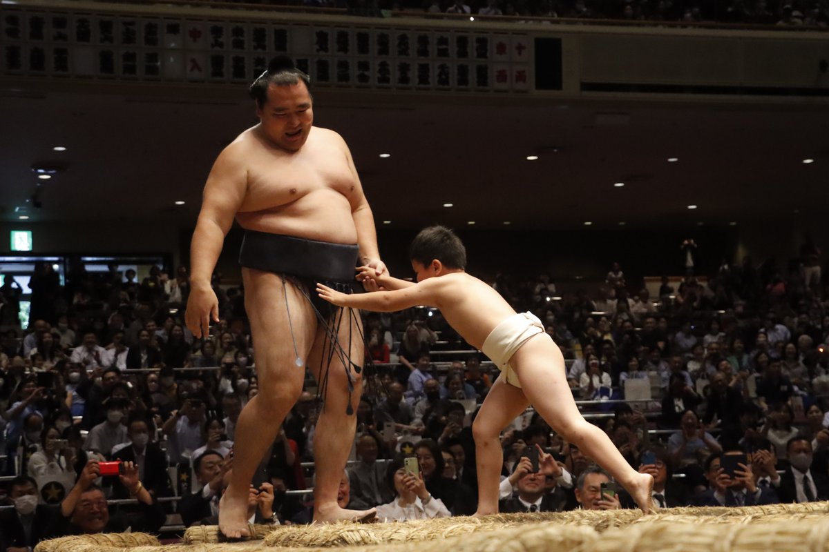 ＜鶴竜引退断髪大相撲＞
鶴竜最後の取組。
相手は、長男のアマルバヤスガランさん。

#sumo #相撲 #鶴竜