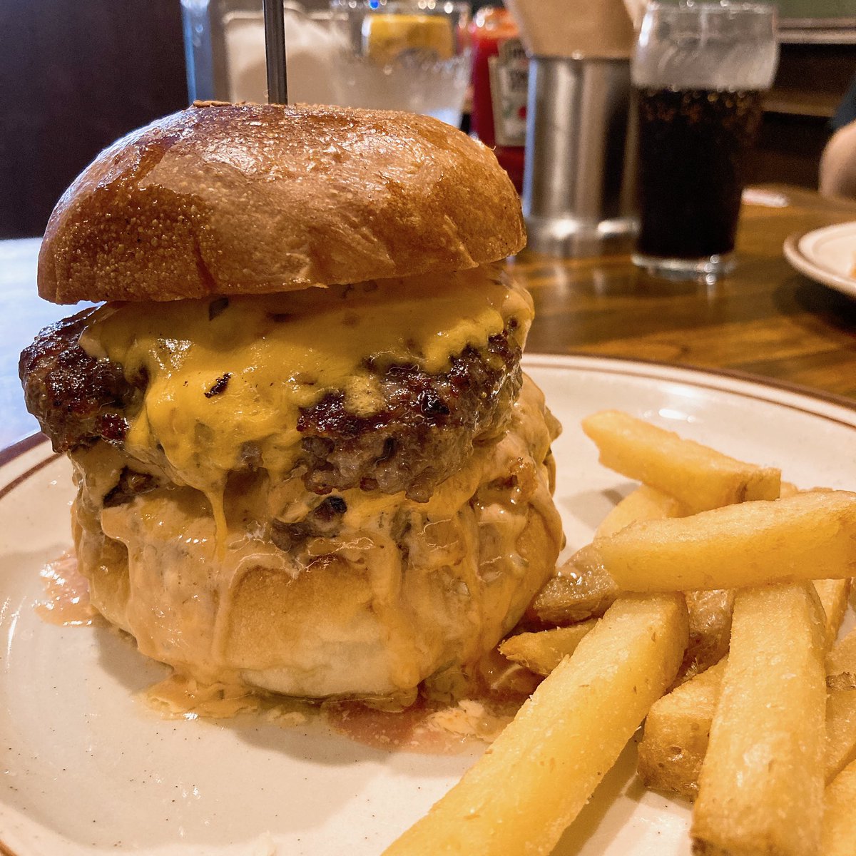 shimotaroo's tweet image. 神戸でくそ美味いハンバーガー食べたけまじでくそ美味かった。

@suna_tech 
@Michi_program 
@katao_eng 
@CoO2san 
@ryo_krkrkr