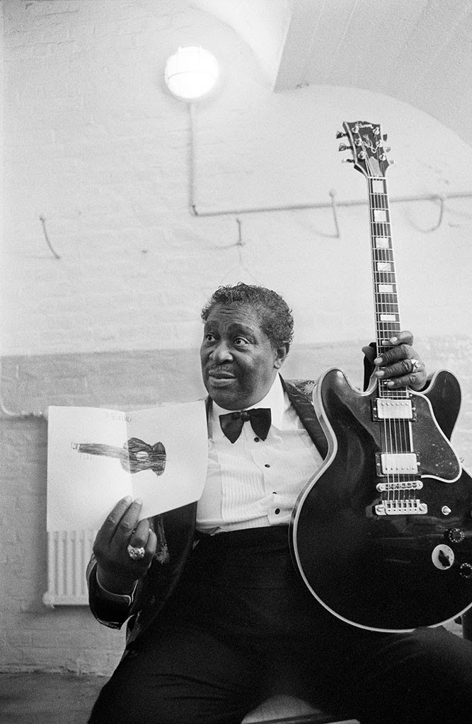 DonsTunes's tweet image. BB  King holding a drawing of his guitar Lucille made by the daughter of a  local blues fan in his dressing room after the concert.
Photo by Guy Le Querrec