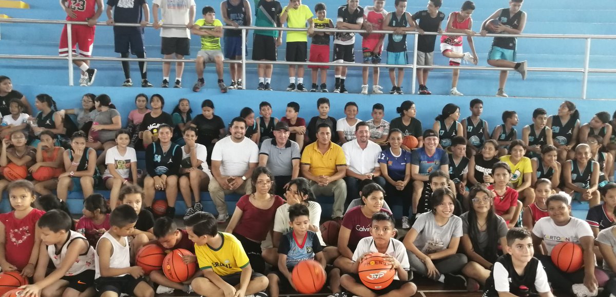 EcOffside's tweet photo. #Quevedo
Ángel Erazo Marín Presidente de #FEDERIOS en su recorrido por las ligas de la Provincia, llegó a la Liga Deportiva Cantonal de #Quevedo donde entregó balones de Fútbol y Baloncesto, además compartió con los entrenadores y padres de familia.
#OffsideEc https://t.co/5OCjeThQf8