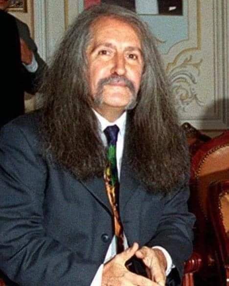 👉... Yer FRANSA Barış Manço televizyon kanalının canlı yayınına konuktur... 
✍️... Küstah bir spiker vardır ve Barış Manço ile dalga geçmektedir...
✍️... Sürekli, " İşte Türk, yani barbar, vahşi vs..." demektedir...
Barış Manço daha fazla dayanamaz ve spikere