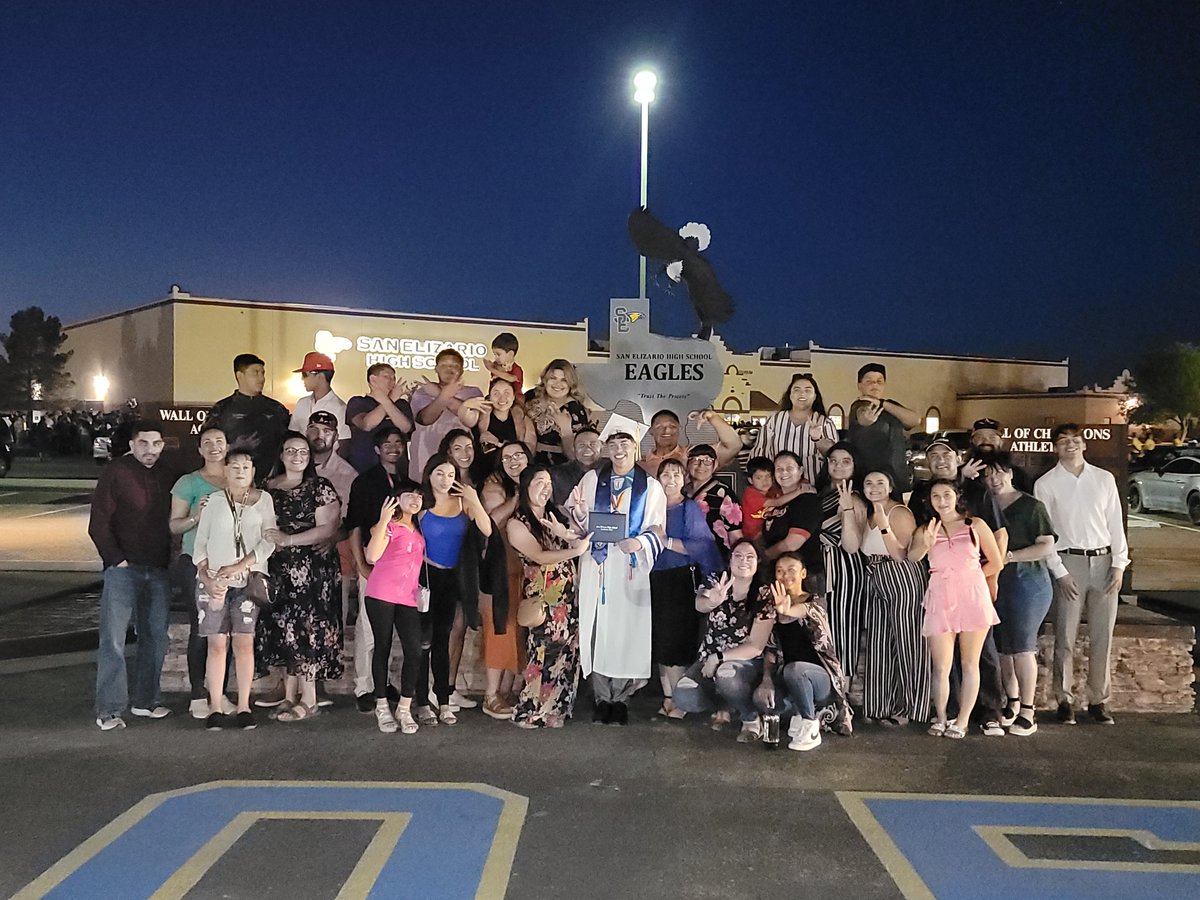 Captured a special moment with the family of Elias Chavez 💙 💛  #SEISDPathwayofChampions 💙 💛 #PaseoDeCampiones - a special place for family & community to gather to commemorate a special evening! Keep soaring Elias! @SanElizarioISD #Adelante y #ManosALaObra