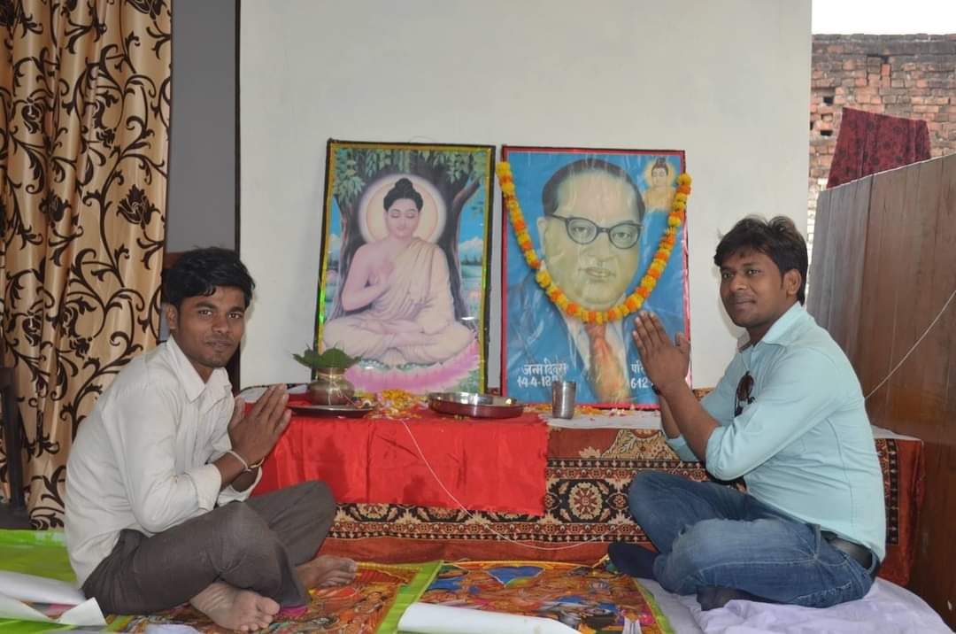 Durgesh2274's tweet photo. गोरखपुर नगर पंचायत गोला के वार्ड नंबर 3 से सभासद प्रत्याशी रणविजय और एक युवक बाड़ी तरया के सिद्धार्थ कुमार सिद्धू के द्वारा हिन्दू देवी देवताओं की तस्वीर पर पैर रखकर और बैठ कर किया अपमान, हिंदूवादी संगठनों में आक्रोश
@gorakhpurpolice @diggorakhpur @Uppolice @UPCMOffice @PMOIndia https://t.co/MSiFWmGC0Z