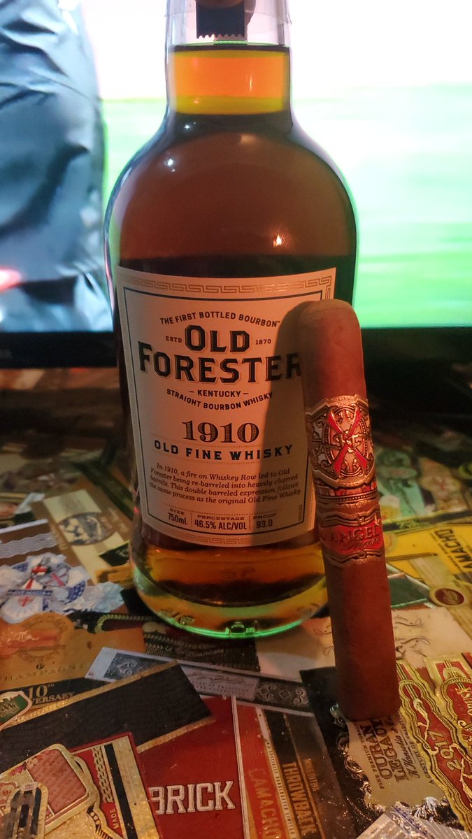 Opus X Angels Share × Old Forester 1910 💨💨💨  Life is too short to smoke crappy cigars and drink shitty booze. Imbibe my friends. Salud! 🔥🔥🔥   #FuenteFriday #OldForester #pssita #cigars #cigarlife #cigaraficionado #LiveLoveLife #BOTL #SOTL