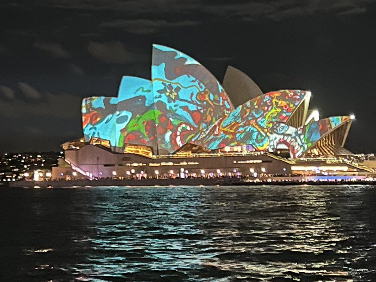 Wowsa !!
This year is better then I expected and on a beautiful #Sydney evening.

#VividSydney