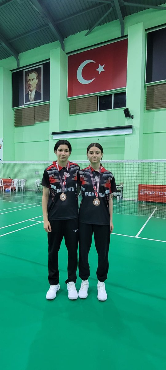 Azra ARI - Buket Hazır
 Ankara da yapılan 17 Yaş Altı Türkiye Badminton Şampiyonasında, Çift Bayanlar kategorisinde TÜRKİYE 3. Sü olmuş ve  Niğdemiz adına büyük bir başarıya daha imza atmışlardır.
Sporcularımızı ve Antrenörlerimizi kutluyor başarılarının devamını diliyorum.