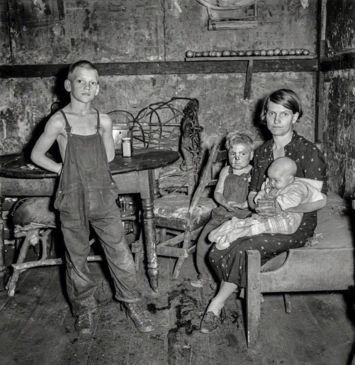 Coal Miners Wife and her three Children. West Virginia 1938
#everydaylife 🇺🇸