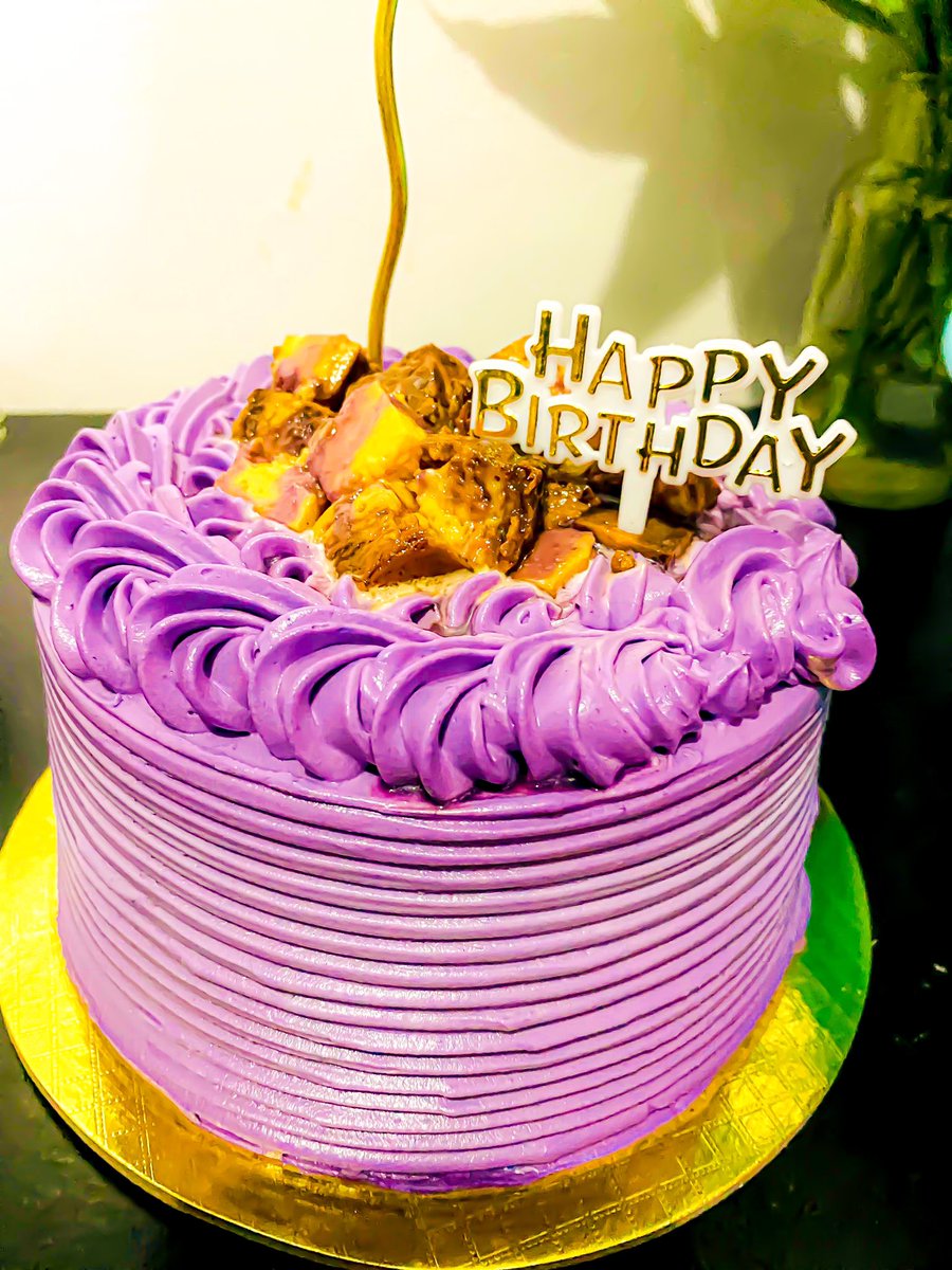 Sayrindyoy's tweet photo. sarap pala sa feeling makatanggap ng madaming cake hahahahaha 🤣 Sa susunod flowers naman mga friends haha labyuuuuuol 😘😍 https://t.co/cGiLHvlRab