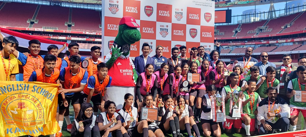 1HamroSikkim's tweet photo. Another proud moment for #Sikkim, Sikkim’s son and the president of #HamroSikkimParty #BhaichungBhutia was invited as the Chief Guest by the #ArsenalFC and Extra Marks to give awards to the Youth Football Championship in Emirates Stadium, Arsenal FC London. https://t.co/UVKrQ6gH71