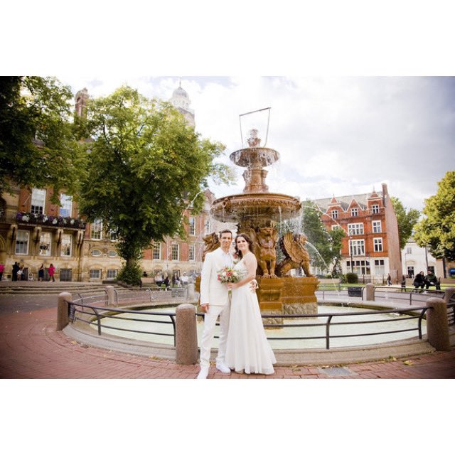 #Leicester landmark gives away the venue of this #elopementwedding ❤️

(They don’t mind…👍) 

#weddingphotographer