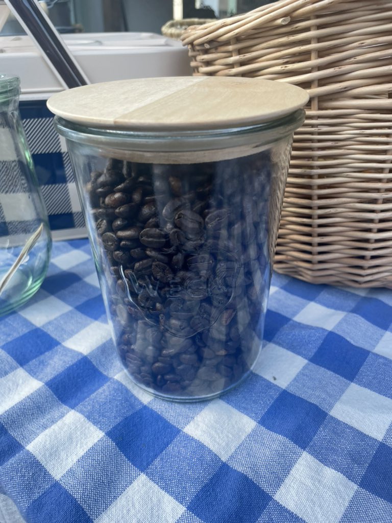 DROPS1997's tweet image. weckのガラス瓶にコーヒー豆を入れてみました。
サイズいろいろ使い方いろいろです。
#weck
#福島市
#福島市雑貨