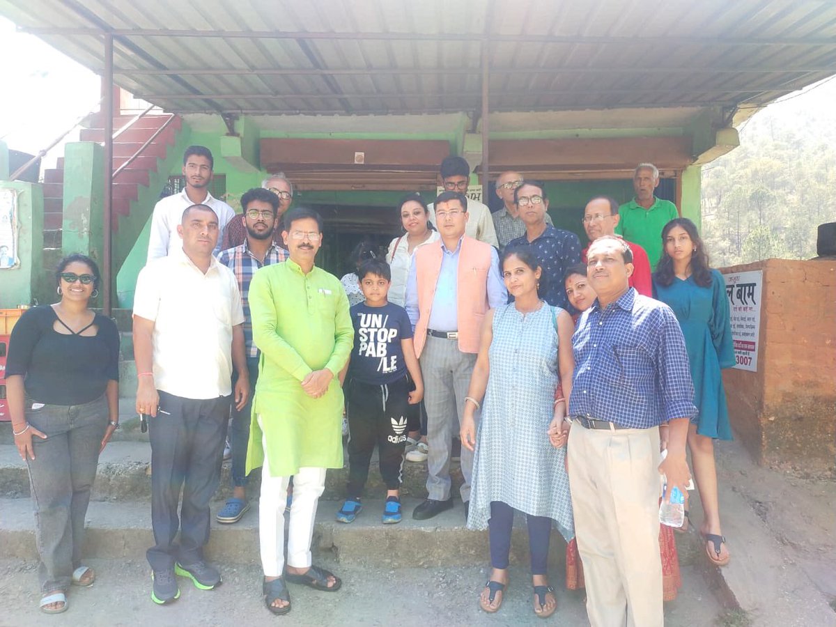 bjpsureshgaria's tweet photo. आज बागेश्वर जनसम्पर्क के दौरान में बंगाल के पर्यटकों से औचक मुलाक़ात हुई। पर्यटकों ने #देवभूमि_दर्शन पर अनेक अनुभव साझा किए साथ ही पर्यटकों के द्वारा अवगत कराया गया किया देवभूमि उत्तराखंड में पर्यटन की अनुभूति वास्तव में क़ाबिलेतारीफ़ एवं सुकूनदायक है।
#NarendraModi https://t.co/2f3gi8czY3