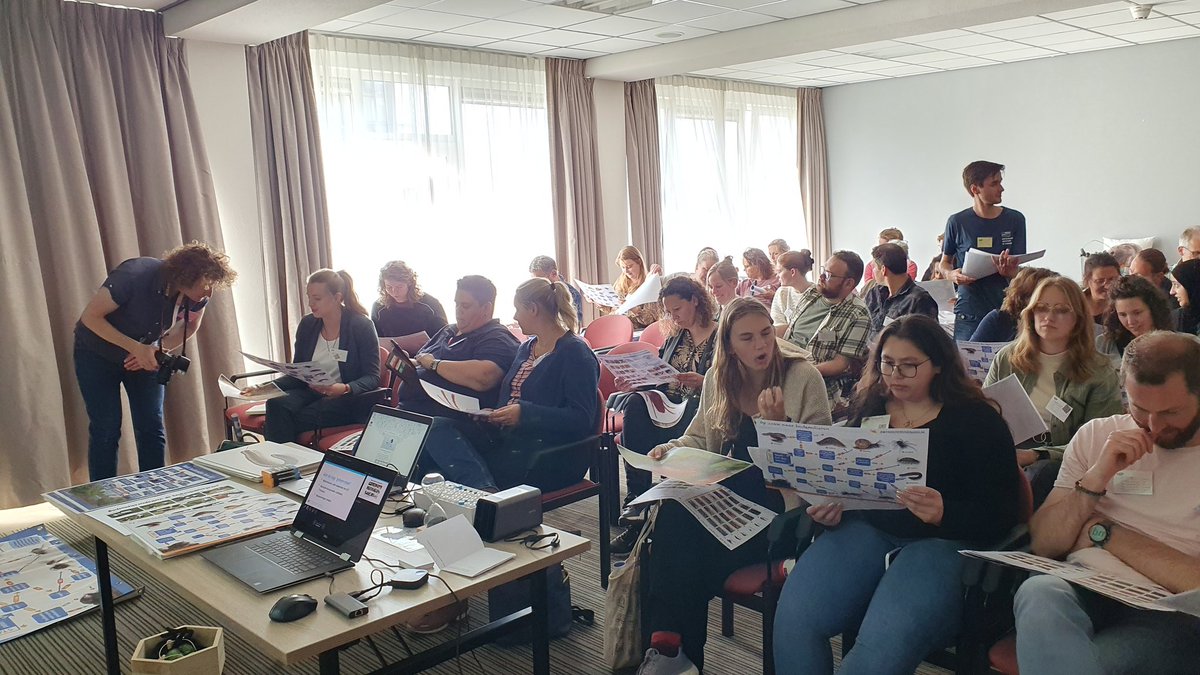 niooknaw's tweet image. Op 9e NIBI-conferentie voor vmbo en onderbouw havo en vwo 'Aard van het beestje' nam @KvanOers
de docenten mee in de wereld van dierpersoonlijkheden.
En Mark en Froukje gingen op bodemdierensafari met z'n 50-en: op zoek naar de Tiny Ten!
@Biologie_NIBI @bodemdieren