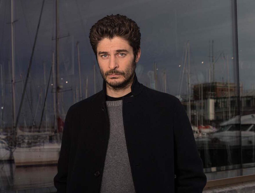 Stasera alle 21.20 su #RaiPremium la replica della prima puntata de #laportarossa3 😉😍👻 #laportarossa #laportarossa2 #LeonardoCagliostro #lafinenonesiste #linoguanciale #regista #attore #tv #fiction #linoguancialethebestactor #linodipendenza