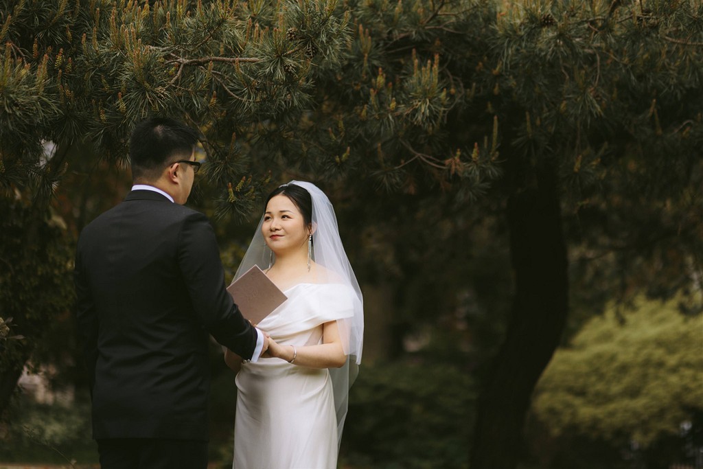 First looks take the burden off your ceremony, offer you an intimate moment alone, and let you say your vows privately – a win-win for many couples!

Read more 👉 bit.ly/3VESWcA

#weddingfirstlook #firstlookwedding