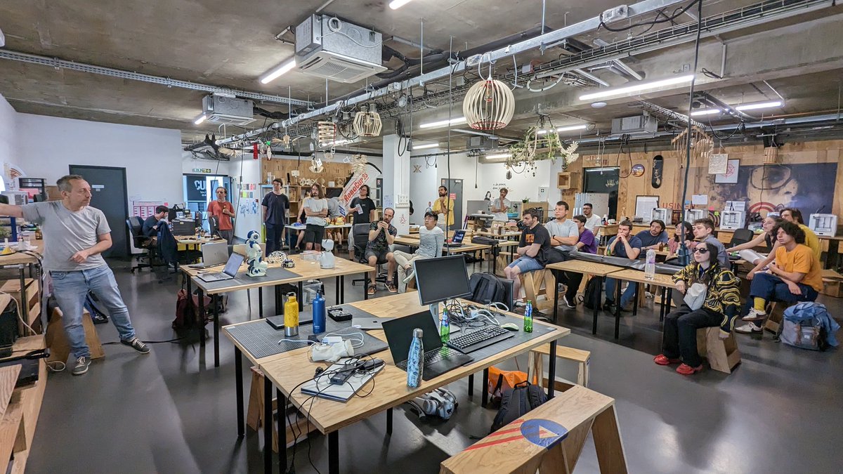ClemMoulinFrier's tweet image. Présentation des projets à #hack1robo hier soir, en sirotant quelques bières 🍻
8 projets sont lancés et une 30aines de participants vont user leur neurones jusqu&apos;à dimanche !
Démos des projets dimanche à 15h au @fablab_capsc ouvert à toutes et tous !
@Inria_Bordeaux @IA_UBdx