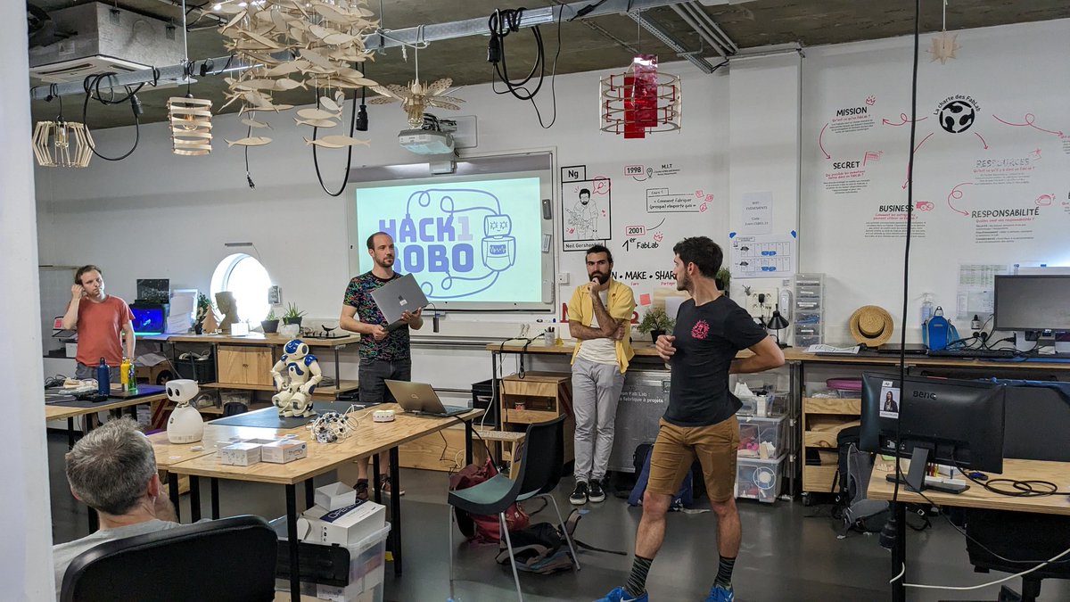 ClemMoulinFrier's tweet image. Présentation des projets à #hack1robo hier soir, en sirotant quelques bières 🍻
8 projets sont lancés et une 30aines de participants vont user leur neurones jusqu&apos;à dimanche !
Démos des projets dimanche à 15h au @fablab_capsc ouvert à toutes et tous !
@Inria_Bordeaux @IA_UBdx