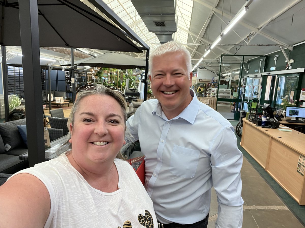 bec_light's tweet photo. @DerekTheWeather @Schafernaker You can blame me for delaying you at the garden centre @DerekTheWeather 🤗 https://t.co/Psf8D62V5r