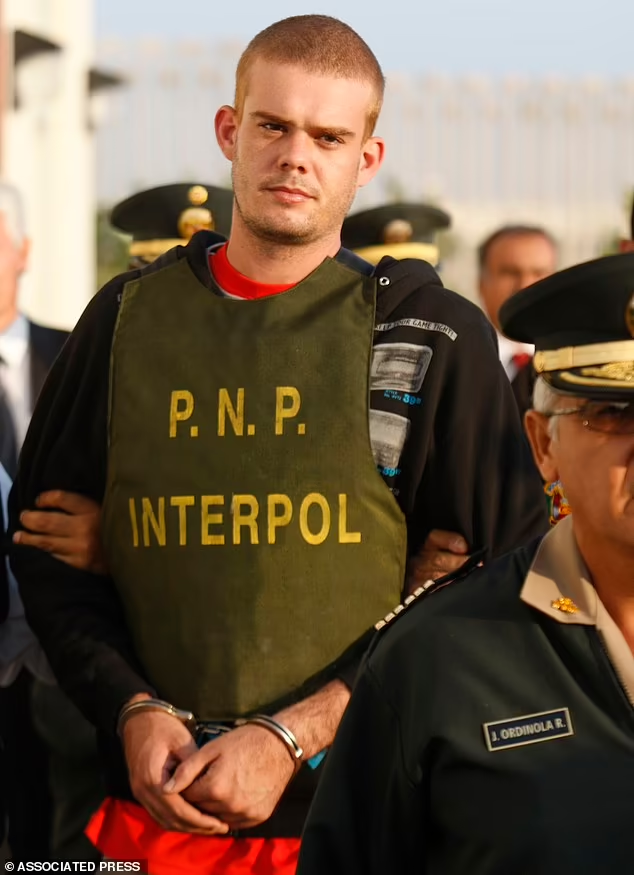 Joran van der Sloot, the 🪰 maggot 🪰

Is en route to the United States, days after he was 'beaten' in a Peruvian prison

Hope he wasn't beat to 'good'~

#NataleeHolloway