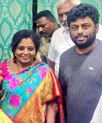 glamoursathya05's tweet image. கவர்னர் தமிழிசை சௌந்தர்ராஜன் அவர்களை V.R தயாரிப்பாளர் மற்றும் இசையமைப்பாளர் V R Suwaminathan Rajesh மற்றும் இயக்குனர் Naveenkumar
: #VR suwaminathan Rajesh 
@rvrstudiosDir #Navinkumar  @RajeshmusicD @glamoursathya05