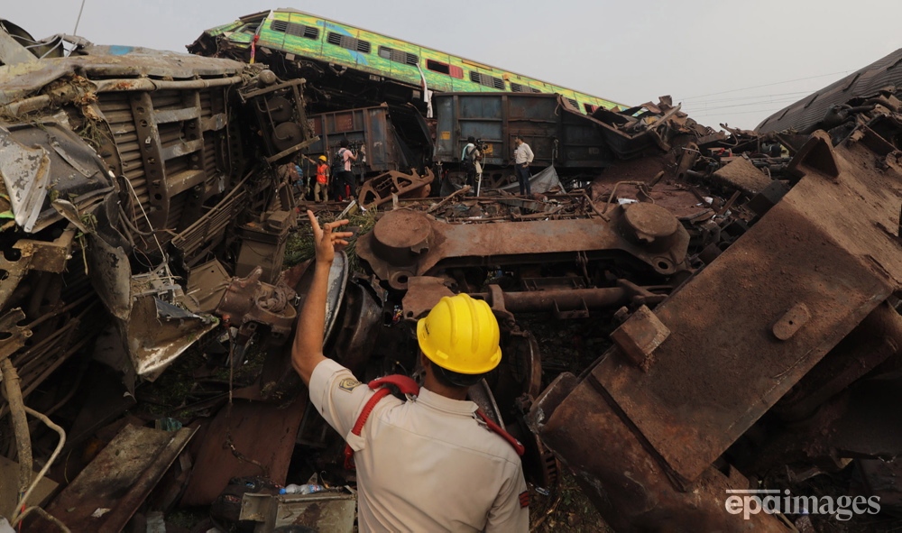 The National Disaster Response Force Rescue continues work at the site of a train accident at Odisha Balasore, India, 03 June 2023. 
📸 EPA / Piyal Adhikary 

#epaimages