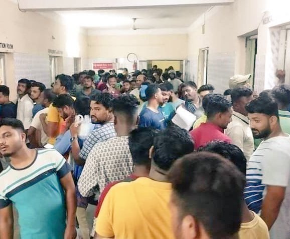 jishanalia82's tweet image. #ओडिशा बालासोर में कल हुए भीषण ट्रेन हादसे के बाद #बालासोर में रक्तदान करने के लिए लोगों की कतार लगी हुई है।
अधिकारियों के मुताबिक, अब तक 233 लोगों की मौत हो चुकी है और करीब 900 लोग घायल हैं।