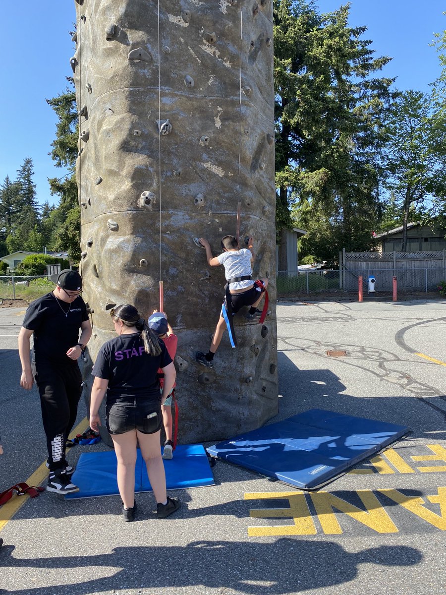 ross_elementary's tweet photo. The weather was perfect for our Fun Fair.  Thanks PAC for putting this together.  The kids and community loved it! https://t.co/bB6ghxRlQp