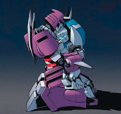 zxidtxt's tweet photo. A funny domino effect of early Transformers writers hated women so much they made so Cybetronians could only be male, leading to then the canonization that Cybetronians are gay by default, then introducng transition to explain Fem Cybetronians, and make then canon trans lesbians. https://t.co/etF3cqumMQ