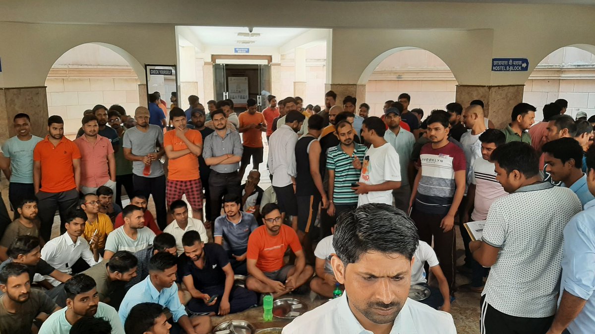 AMITKUM41450969's tweet photo. @BhagidariBhawan @DrPawankyadav @dr_hariom_ias @asim_arun भागीदारी भवन में खाने की खराब गुणवत्ता जो लगातार 5 महीनो से बनी है। कोई भी शिकायत करने पर कोई  भी कार्यवाही नहीं होती है । छात्रों की समस्याओ को तुरंत संज्ञान में लिया जाए। https://t.co/mSFd9E9qXz