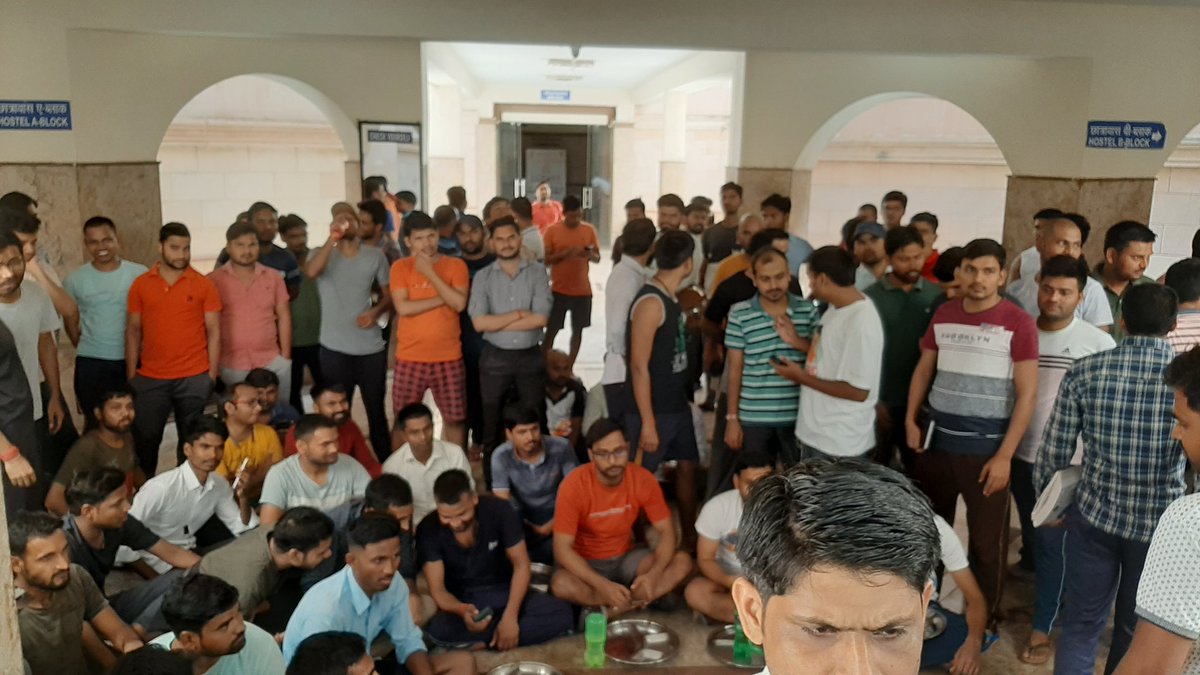 AMITKUM41450969's tweet photo. @BhagidariBhawan @DrPawankyadav @dr_hariom_ias @asim_arun भागीदारी भवन में खाने की खराब गुणवत्ता जो लगातार 5 महीनो से बनी है। कोई भी शिकायत करने पर कोई  भी कार्यवाही नहीं होती है । छात्रों की समस्याओ को तुरंत संज्ञान में लिया जाए। https://t.co/mSFd9E9qXz