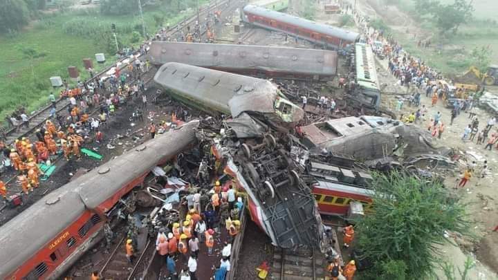 WasimMu26862703's tweet photo. उड़ीसा के बालासोर में हुए रेल हादसे में अब तक 233 की जान जा चुकी है वही 900 से अधिक घायल है, या अल्लाह मरने वाले के घर वालों को सब्र दे, जो घायल है उन्हें शिफा अता फरमा 😢🤲 https://t.co/PmCOZLamU4
