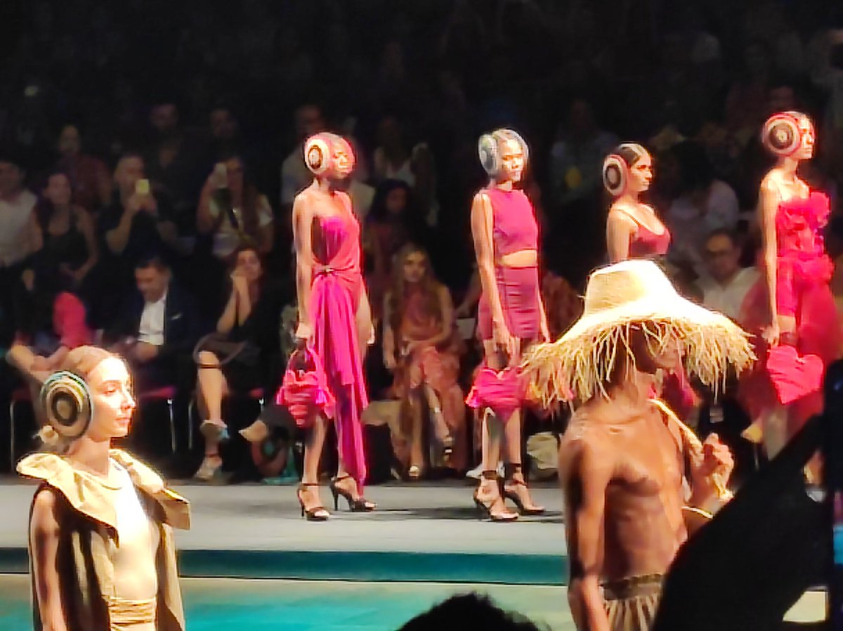 Kthee_arboleda's tweet image. #distritomoda por fin pude ver a mi hermanita en una pasarela y que mejor que está que es un evento de súper importante