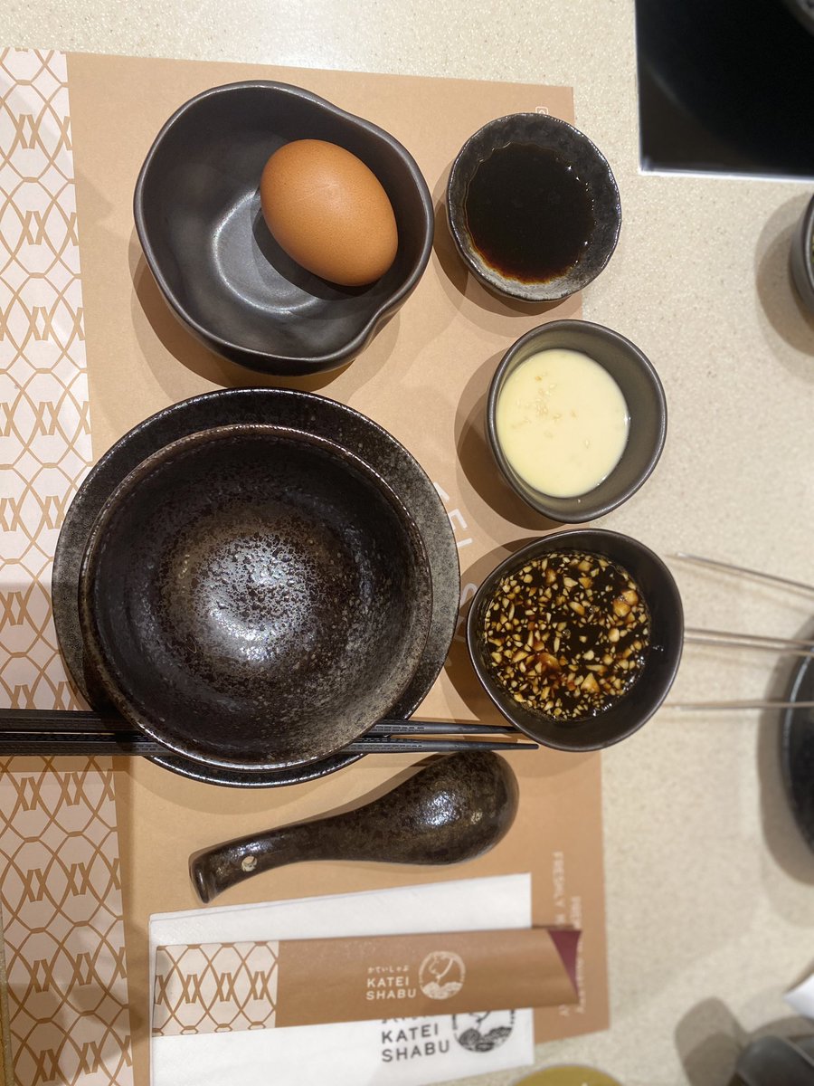 soundkaoreview's tweet image. บุฟเฟ่ชาบูร้าน Katei Shabu ที่สาขา ICS ดีมากแบบตะโกนนนนน! แก เมนูเค้าเยอะมากเว่อนะ มีทั้งหมู ทั้งเนื้อ แซลม่อน เทมปุระ เราเลือกคอร์สถูกสุด ถ้าNet แล้วประมาณ 800 แต่เค้ามีโปรลด 10% อยู่ถึงสิงหา 66 ตกประมาณ 700 นิดๆ แต่บอกเลยแค่กินเนื้อกับปลาดิบก็คุ้มแล้วปะ! #อร่อยบอกต่อ @aroii